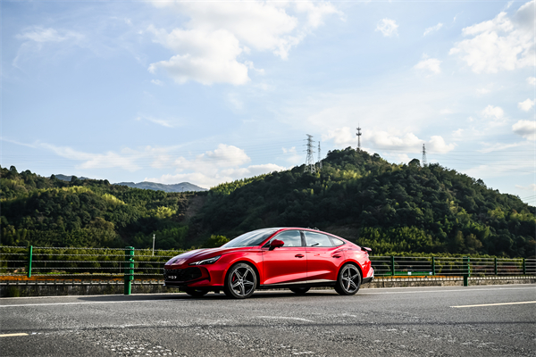 B級(jí)運(yùn)動(dòng)轎車新標(biāo)桿來(lái)了，MG7 2025款智能登場(chǎng)，限時(shí)一口價(jià)11.29萬(wàn)元起