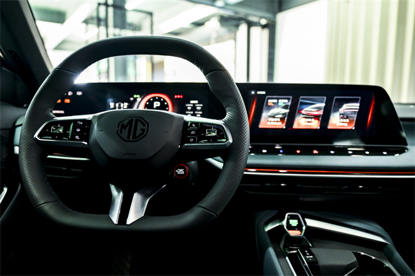B級(jí)運(yùn)動(dòng)轎車新標(biāo)桿來(lái)了，MG7 2025款智能登場(chǎng)，限時(shí)一口價(jià)11.29萬(wàn)元起